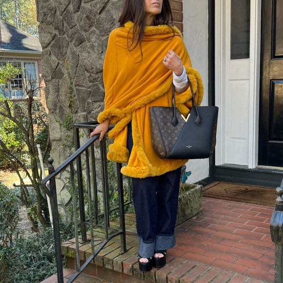 40 Gorgeous Faux fur Trim Poncho Jacket - Picture 5 of 6